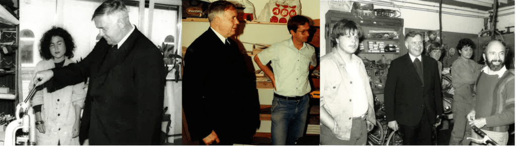 Fotocollage mit drei Aufnahmen von Altbischof Maximilian Aichern bei Besuchen in Arbeits- und Werkstatträumen: links beim Bedienen eines Geräts neben einer Mitarbeiterin, in der Mitte im Gespräch mit zwei Männern in einer Werkstatt, rechts im Austausch mit mehreren Männern zwischen Fahrrädern und Werkzeugen.