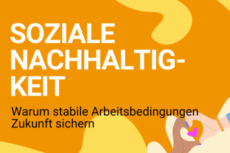 Grafik mit orangefarbenem Hintergrund und der Überschrift „Soziale Nachhaltigkeit – Warum stabile Arbeitsbedingungen Zukunft sichern“. Unten rechts formen zwei Hände gemeinsam ein Herzsymbol. Die Illustration steht sinnbildlich für Zusammenhalt, faire Arbeitsbedingungen und soziale Verantwortung.