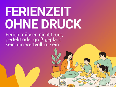 Eine Familie sitzt auf einer Decke im Wohnzimmer oder im Park. Kinder und Erwachsene spielen gemeinsam, daneben stehen einfache Snacks und ein Glas mit Ideenzetteln. Die Szene wirkt entspannt, alltagsnah und zeigt Ferienzeit ohne großen Aufwand