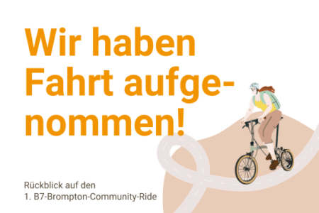Grafik im B7-Stil mit dem Schriftzug „Wir haben Fahrt aufgenommen“. Eine Person fährt auf Brompton-Faltrad durch das Bild. Die Darstellung wirkt lebendig, gemeinschaftlich und dynamisch.